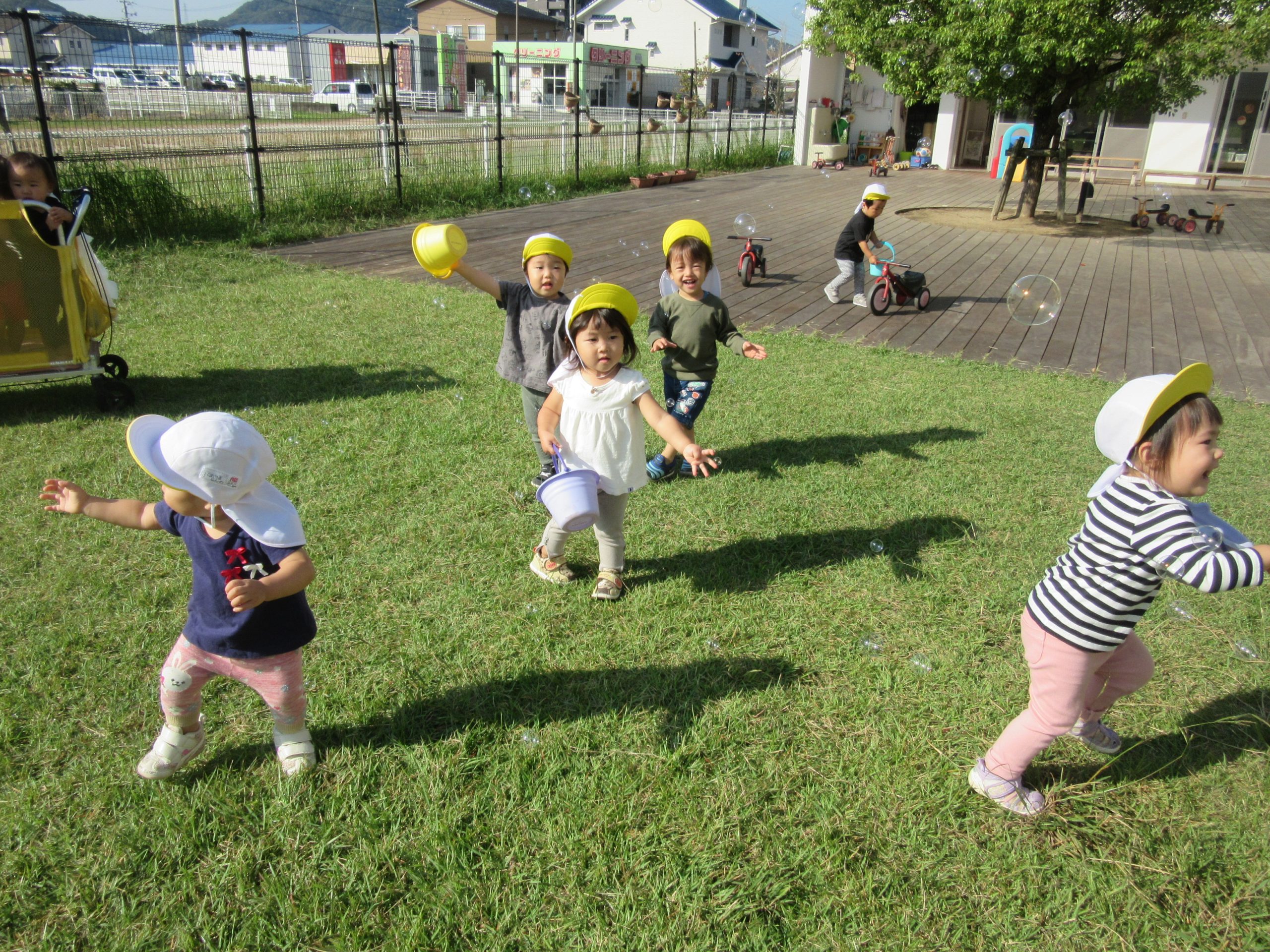 芝生とウッドデッキ