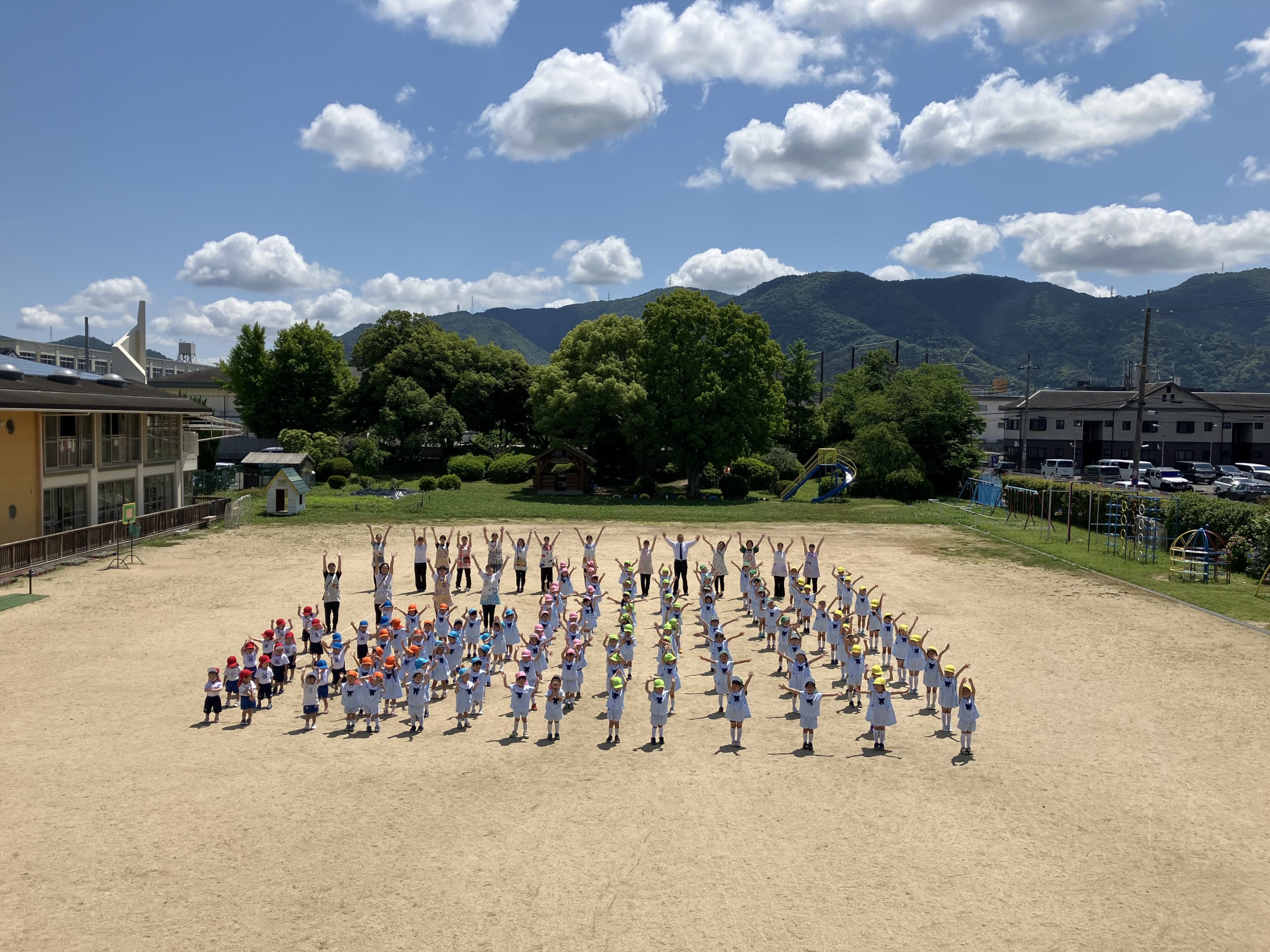 広い園庭と子どもたち