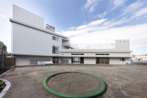 のびのび遊べる開放的な園庭