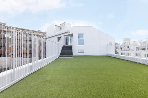 屋上の人工芝スペースで伸び伸び保育