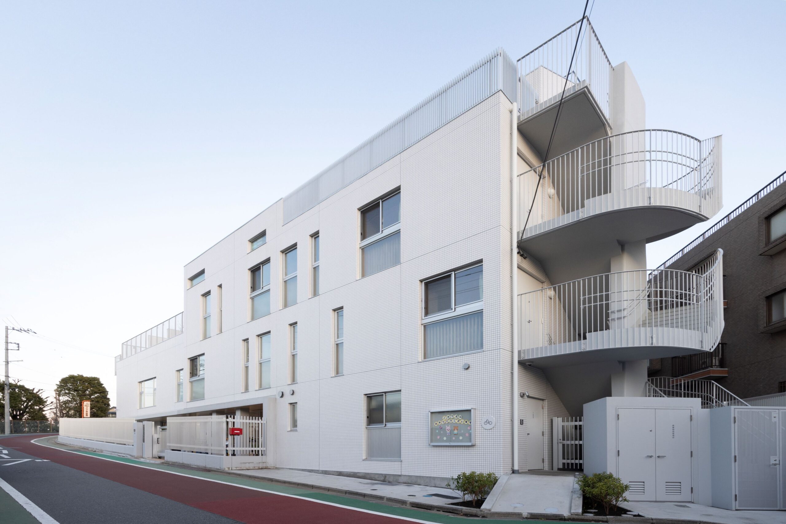 明るく清潔感のある園舎外観