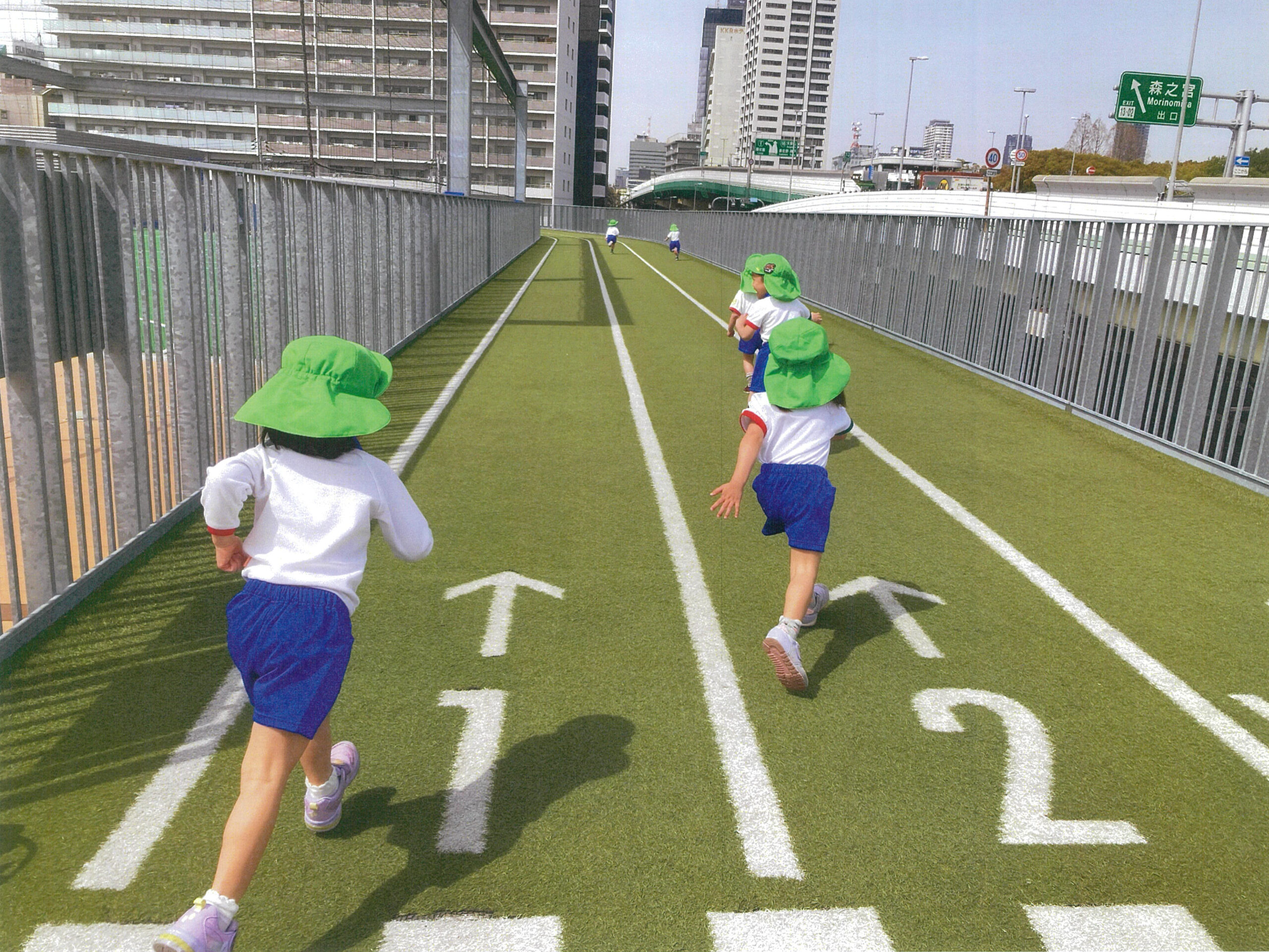 エアトラックでかけっこ（散歩）